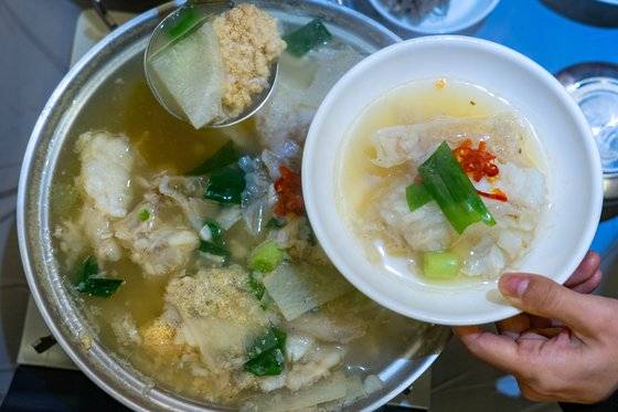 곰치국(물곰탕)은 동해안의 애주가들이 가장 사랑하는 해장음식이다. 묵은지를 넣어 얼큰하게 끓이기도 하고, 담백한 맛을 살려 말갛게 끓여 먹기도 한다.