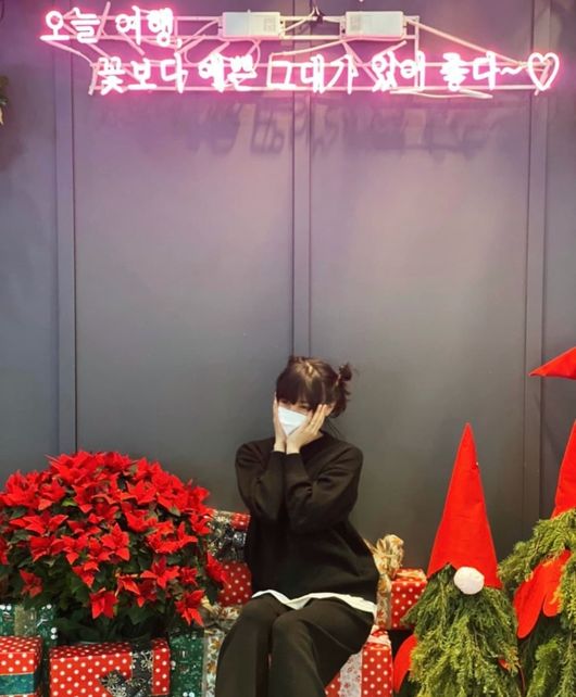Actor Go Eun-ah has reported on the latest.Go Eun-ah posted a picture on her personal Instagram page on Wednesday with emoticons.Go Eun-ah in the public photo is taking a lovely posture with calyx under the neon sign, Todays trip, I like you more beautiful than flowers.Go Eun-ah is showing off a small face that is covered with both hands, and recently attracted attention by boasting a rich hair thickness as much as the Hair care transplants are Confessions.Fans who have seen this are responding to celebrities who seem to be sad when they marry, really cute, more beautiful.Meanwhile, Go Eun-ah is running YouTube Bangane with his sister and younger brother Mir, and recently revealed the transplantation of 3,000 hair care through YouTube contents.Go Eun-ah SNS
