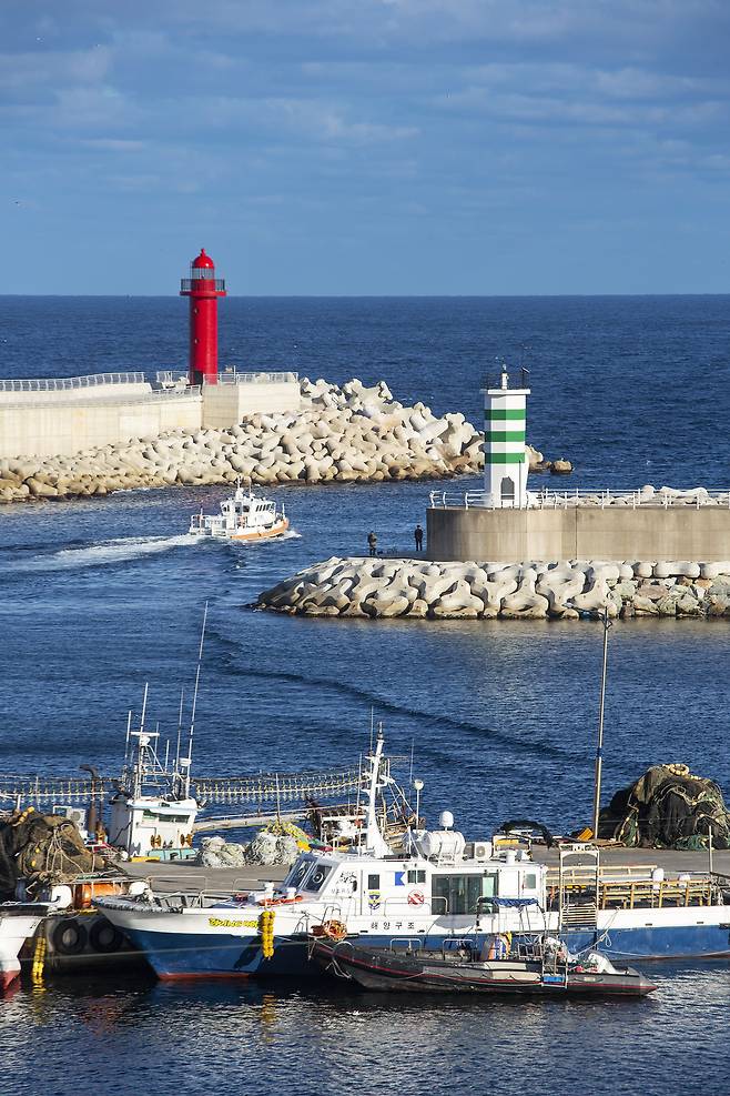 영덕 죽도산 죽도 등대 아래 축산항에는 방파제 등대도 있다. 등대는 색깔로도 항로 안내를 돕는다. / 양수열 영상미디어 기자