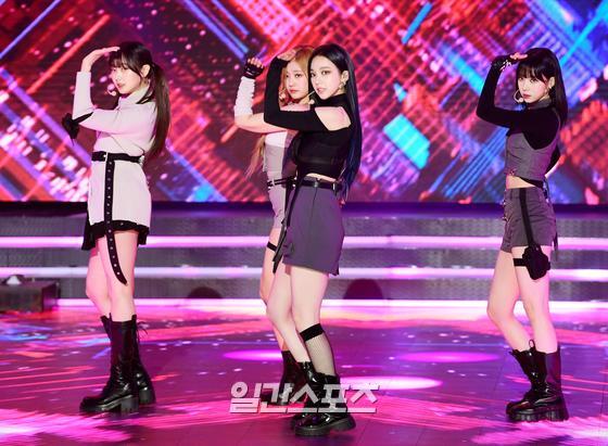 Members of Aespa (aespa-Karina, Winter, Giselle, Ning Ning) are presenting a celebration stage at the 2021 SBS Entertainment Awards held on the 18th.
