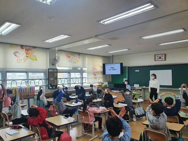 극동대 ‘SMART-K 경험네트워킹 프로그램’ 중 ‘지역사회 연계 학생설계 인성교육 프로그램’에 학생들이 참여하고 있다.