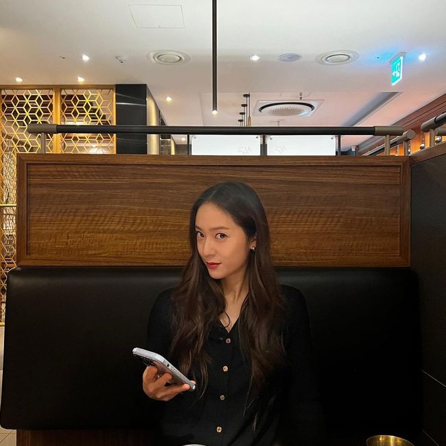 Actor Jung Soo-jung from Group F-X showed unrealistic beauty that glittered like Krystal Jung.Jung Soo-jung posted two photos on the SNS on the 18th without any such article.In the photo posted, Jung Soo-jung seems to be dating someone, looking like hes waiting for a menu at a restaurant.Jung Soo-jung had the illusion of being on a date at the first person point: the unrealistic beauty and atmosphere caused admiration.On the other hand, Jung Soo-jung appears on KBS2s new drama Crazy Love.