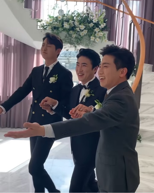Comedian Yoo Se-yoon, 41, unveiled the marriage scene in Jang Dong-min, 42.Yoo Se-yoon posted a video on his 19th day with an article entitled Come on and brother will be the New World of happiness from now on.He added, We are happy more than our brother # who has been suffering # sincerely congratulate you.Jang Dong-min signed a one-hundred-year contract with a 6-year-old non-entertainment bride at Jeju Island Motivation; the society was played by Yoo Se-yoon and You sang-mu, 41.In the video, there was a picture of Jang Dong-min, Yoo Se-yoon, and You sang-mu coming down the stairs to the Wedding ceremony.Yoo Se-yoon and You sang-mu are guiding the way with bright expressions.Wedding ceremony heroine Jang Dong-min walked with their hands in a smileless manner.Three people boasted a strong friendship by shooting a pleasant video before the ceremony.In the following video, Yoo Se-yoon and You sang-mu parodied the famous scene Drue and Drew in accordance with the movie New World OST and laughed.Jang Dong-min and Yoo Se-yoon and You sang-mu were loved by working together under the name Ongdalsam.On the other hand, Jang Dong-min, who collected the topic with the surprise marriage news on the 6th, said through his agency, I am a little embarrassed to tell you the marriage news so suddenly.I meet the most precious person of my life and try to be the husband of a family and the loving person.After marriage, I will show you a more serious responsibility, work diligently and live beautifully. 