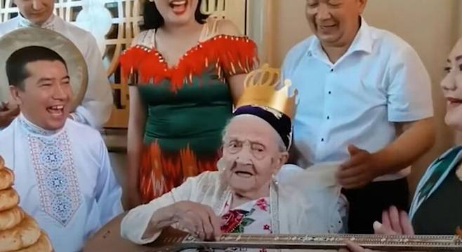 지난 6월 135회 생일을 맞아 손자들과 즐거운 한때를 즐긴 알리미한 세이티 할머니가 지난 16일 세상을 떠났다고 신화 통신이 18일 보도했다.지론톨로지 팬덤 닷컴 캡처