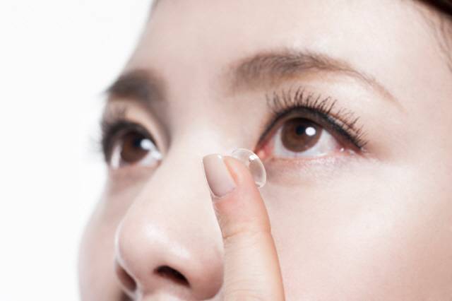 눈에서 렌즈가 사라졌다면, 안구와 눈꺼풀 사이에 끼어있을 가능성이 있다./사진=클립아트코리아