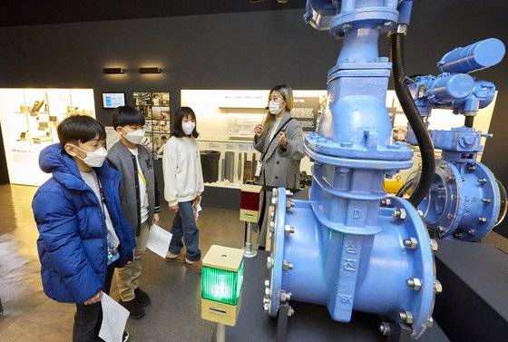 별관에는 물의 흐름과 양을 조절해 배관을 여닫는 데 사용되는 게이트 밸브와 버터플라이 밸브도 전시돼 있다.