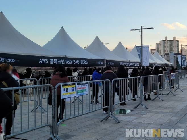 그룹 NCT 127 공연장 인근에 마련된 방역 부스. 관객들이 거리두기를 유지하며 입장하고 있다.   이은호 기자.