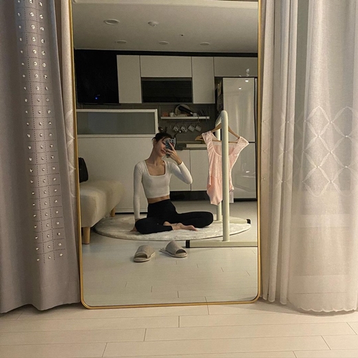 Actor Shin Ye-eun has revealed his abs in surpriseShin Ye-eun posted several photos on his Instagram on the 20th, writing, I am a balin who bought Vallejo bar because I can not go to Vallejo.In this photo, Shin Ye-eun wearing a yoga suit is taking a mirror selfie, and a clear abs above the slender abdomen steals his gaze.Beside him is a pink Vallejo suit and a Vallejo bar, so you can feel his Vallejo passion.Shin Ye-eun is working as a DJ for KBS Cool FM Shin Ye-euns volume increase.
