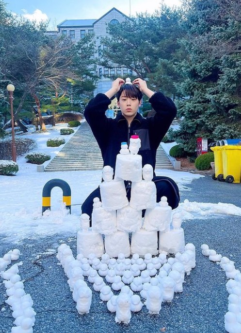 Lee Do-hyun boasted a warm visual.On the 19th, Lee Do-hyun posted a picture with his duck emoticons on his instagram.Lee Do-hyun in the photo took a picture behind the ducks made with snow. The appearance of making a lot of ducks was amazing.Above all, white skin and handsome visuals similar to Lee Do Hyuns eyes attracted peoples attention.On the other hand, Lee is appearing in the TVN Drama Melancholia.