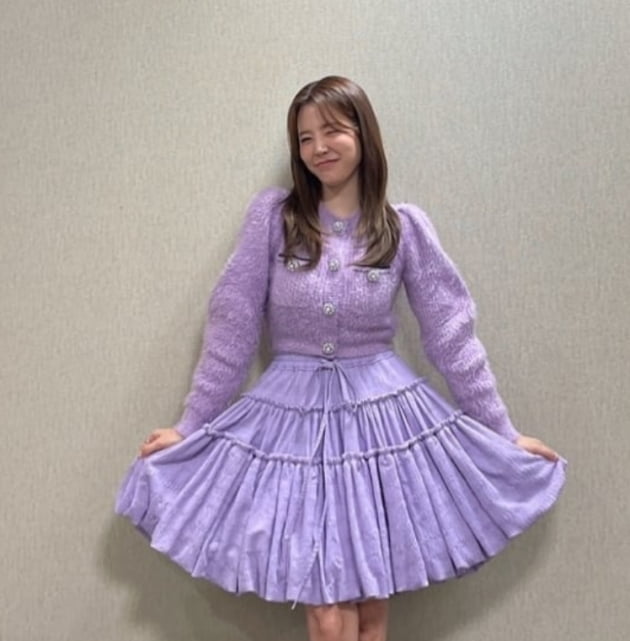 Girls Generation Sunny is dyed with Number 1 (Lavender Mist)Sunny posted several photos on her Instagram account on Monday, along with an article entitled #Number 1 (Lavender Mist) Scent.In the photo, Sunny matched a purple cardigan with a similar colored skirt to complete a refreshing style, especially Sunny winked and added a cute charm to her attention.Singer Lim Seul-ong, who saw the photo, commented, Hull Sangcom.Sunny is appearing in the Teabing original Love Catcher in Seoul.