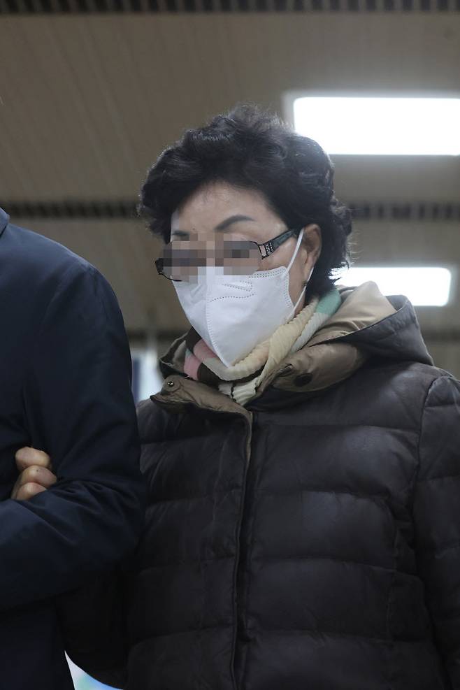 요양병원 불법개설‘ 혐의를 받는 국민의힘 윤석열 대선후보의 장모 최모씨가 21일 오후 서울고등법원 결심공판에 출석하고 있다. (사진=연합뉴스)