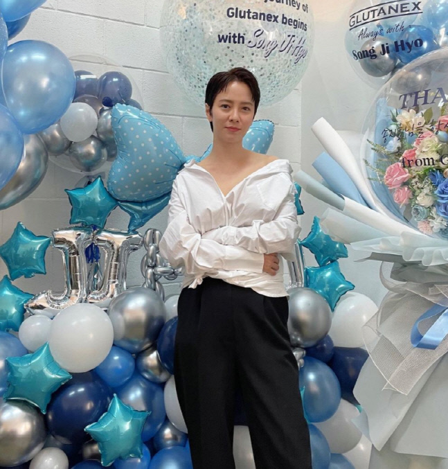 On the 21st, Song Jihyo posted several photos on his instagram with the words The Great Balloon Ida Aah.In the photo, Song Jihyo stands in a place full of blue balloons and looks at the camera, feeling the charm of the natural and luxurious Song Jihyo.Song Jihyo, who made his debut as a cover model for the magazine Kiki in 2001, starred in films such as Ssanghwa, Anger Bull, drama Gung and Anturaji.Recently, he made headlines with his extraordinary short cut hairstyle.Photo Source Song Jihyo Instagram