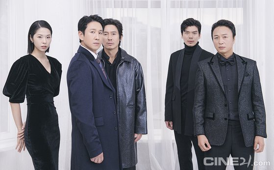 The times are different, but the stylish atmosphere is the same.The five main characters of the movie The Ides of March (Hyun Sung Hyon), which is attracting attention as a starring role of Sol Kyung-gu and Lee Sun Gyun, released a Cine 21 cover story picture with a trendy sense.King Caker is a film about a drama that begins with Kim Un-beom (Sol Kyung-gu), a politician who challenges to change the world, and Lee Sun-Gyun, an extraction strategist with hidden names and names, jumping into a fierce selection version.This picture of Kim Woon-bum Camp with Sol Kyung-gu, Lee Sun Gyun, Kim Sung-oh, Jeon Bae-su and Seo Eun-soo captures my attention with the intense appearance of five-color characters.First of all, Sol Kyung-gu, who plays the role of Kim Un-bum, expects the head of the camp with straight beliefs and soft charisma through his unwavering expression and intense eyes.Lee Sun Gyun of Seo Chang-dae expresses the character in The Ides of March with an agony-looking look and raises expectations.In addition, Kim Sung-oh of Park Bi-seo and Jeon Bae-su of Lee Bo-gwan attract attention with the reverse charm which is quite different from the role of the play.Finally, Seo Eun-soo of Suyeon Station also showed a different charm with a sophisticated and city appearance different from the Election Movement in the movie.Those who have different charms in their personal pictures naturally blend together as if they are a team in a group picture, foreshadowing the breathing to be shown in the movie.The Ides of March, which raised expectations for the movie by releasing the picture, will meet audiences next month.