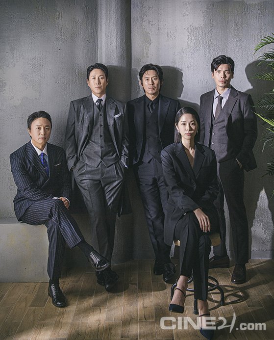 The times are different, but the stylish atmosphere is the same.The five main characters of the movie The Ides of March (Hyun Sung Hyon), which is attracting attention as a starring role of Sol Kyung-gu and Lee Sun Gyun, released a Cine 21 cover story picture with a trendy sense.King Caker is a film about a drama that begins with Kim Un-beom (Sol Kyung-gu), a politician who challenges to change the world, and Lee Sun-Gyun, an extraction strategist with hidden names and names, jumping into a fierce selection version.This picture of Kim Woon-bum Camp with Sol Kyung-gu, Lee Sun Gyun, Kim Sung-oh, Jeon Bae-su and Seo Eun-soo captures my attention with the intense appearance of five-color characters.First of all, Sol Kyung-gu, who plays the role of Kim Un-bum, expects the head of the camp with straight beliefs and soft charisma through his unwavering expression and intense eyes.Lee Sun Gyun of Seo Chang-dae expresses the character in The Ides of March with an agony-looking look and raises expectations.In addition, Kim Sung-oh of Park Bi-seo and Jeon Bae-su of Lee Bo-gwan attract attention with the reverse charm which is quite different from the role of the play.Finally, Seo Eun-soo of Suyeon Station also showed a different charm with a sophisticated and city appearance different from the Election Movement in the movie.Those who have different charms in their personal pictures naturally blend together as if they are a team in a group picture, foreshadowing the breathing to be shown in the movie.The Ides of March, which raised expectations for the movie by releasing the picture, will meet audiences next month.