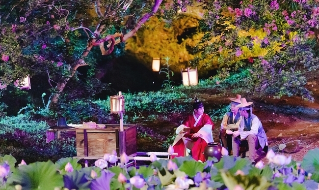 When you bloom, think of the moon, Hyeri, Byeon Wooseok, and calligraphy artist were caught in a surprise transform with a flower-do-ryung trio, and tilting a bottle in a movement main set in a flower field.KBS 2TV Wall Street drama Thinking of Flowering Moon (directed by Hwang In-hyuk / Playwright Kim A-rok / Production of Flowering Moon) and the Cultural Industry Specialist Monster Union (Co., Ltd. People Story Company) sided with Kangro (Lee Hye-Ri), Lee Pyo (Byeon Wooseok), and Cheon Geum (Seo Yehwa)s Youth Gun The ship SteelSeries was unveiled.Thinking of the Moon when Flowering is a fusion historical drama with dramatic imagination in the background of the Joseon Dynasty.The work is a basicist inspection Nam Young (Yoo Seung-ho), a living Moonshine man, and contains the adventures of young people who break the worlds taboos, focusing on the prince Lee Pyo (Byeon Wooseok), and the son-in-law Han Ae-jin (Kang Mi-na).In the first episode of Thinking of the Moon when Flowering Flowers aired on the 20th, Orabi Kang Hae-soo (Bae Yu-ram) was frustrated by the debt of a hundred dollars.It was because she was a hard amount to afford, with her day-to-day arm helping other houses for a living.As a worried person, I accidentally went to the Moonshine room, which is secretly operated in the age of abstinence.There he witnessed a new world where alcohol became cracked, secretly making alcohol at home and intriguing by suggesting he would become a Moonshine man.SteelSeries, which was released in the meantime, showed a male man and a gold man tilting a bottle in a flower garden with a sign.As a result, the most reliable being, along with gold, transforms into a Moonshine man, opens a movement to sell alcohol.The two men were men and transformed into flowering for easy business.The guest who appeared in the movement of the furnace and the gold in the flower field is the crown princes ticket. The first time I met the crown princes identity in the Moonshine room.The three boast visuals like a three-member flower, and are tilting a bottle against the backdrop of beautiful flower fields.In the background of beautiful scenery, youths are smiling and blending together to give freshness to the viewers.The ticket is a smile on a sip of alcohol made by the hero, so he steals his gaze.
