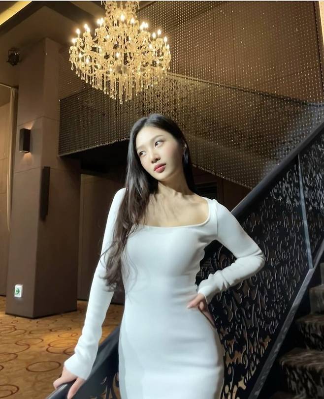On the 20th, Joy posted a picture on his instagram account with an article entitled 11 oclock Only One Person 1.In the photo, Joy is waiting for the JTBC New Moon TV drama Only One Person. He took a pose in a white mini dress and caught the attention.The fans who watched the posts left many comments such as It is a real angel, Today is the drama shooter and Joy at the end of the year.On the other hand, Joy plays St. Mido in JTBC One Man which was first broadcast on the 20th.