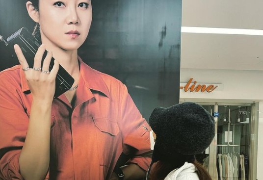 Actor Gong Hyo-jin was happy to see himself in the advertisement.On the afternoon of the 21st, Gong Hyo-jin posted a picture on his instagram with the phrase I am glad to meet you too ...In the photo, Gong Hyo-jin is watching an advertisement with his face. His face is looking at the strangeness of his face.Most of all, even with a mask, the beauty, which was more beautiful than the advertisement, caught the attention of people.On the other hand, Gong Hyo-jin appeared on KBS 2TV environment entertainment program From today to harmless which ended on the 16th.To be harmless from today is a Phil (Neutral) environmental entertainment that stays in nature without trace and challenges Carbon zero (neutral) life.