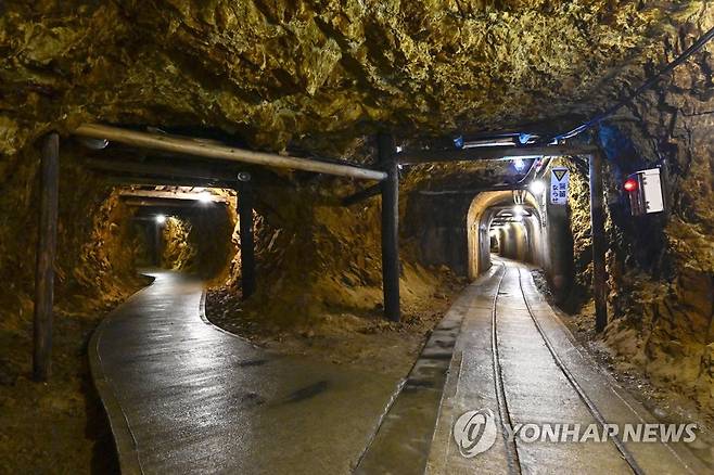 세계유산등재 노리는 일본 사도 광산 (니가타 교도=연합뉴스) 2021년 8월 19일 일본 니가타(新潟)현 사도(佐渡)시에 있는 '사도시마노킨잔'(佐渡島の金山·이하 '사도 광산'으로 표기)의 도유(道遊)갱 내부에 조명이 밝혀져 있다.
일본 니가타현과 사도시는 사도 광산의 유네스코 세계문화유산 등재를 추진 중이며 일본 문화심의회가 일본 후보를 선정하기 위해 현재 심사 중이다.