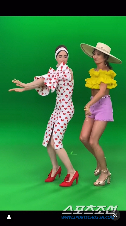 K-pop popularity is beyond imagination. Hollywood Big Star even played the K-pop dance challenge Lindsey Vonn.Netflix hit drama star Lily Collins recently posted a video of herself challenging the dance challenge Lindsey Vonn with Zicos song on her Insta.Lily Collins, along with Ashley Park, who worked together in the drama, dressed in colorful costumes in the play to Zicos No Song and performed the dance challenge Lindsey Vonn.I even put on a hashtag to zicochallenge.In the clip, Lily Collins shows the comic and joyous dance challenge Lindsey Vonn to the Zico song, showing the colorful costume parade of Emily Ratajkowski, Go to Paris.Lily Collins is the main character of the Netflix drama Emily Ratajkowski, Going to Paris, which was loved by female viewers last year.Season 2 was released on the 22nd, and it became popular all over the world again.Emily Ratajkowski, Go to Paris is a drama about the cultural clashes and romance in Paris that American Emily Ratajkowski experiences when she goes to France Paris luxury marketing company Sabua.France Pariss picturesque scenery and Lily Collins colorful fashion are known as Paris version of Sex and the City, and it has given viewers a great deal of attention.In Season 2, Emily Ratajkowskis more complicated love affair and Pris to play familiar with Paris life were drawn to the main stage of her life, not the station.