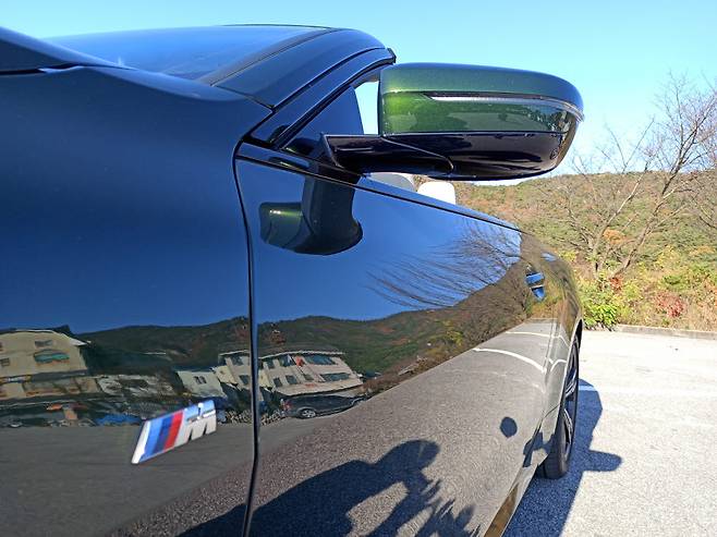 뉴 420i 컨버터블 M 스포츠 패키지에 부착된 엠블럼.