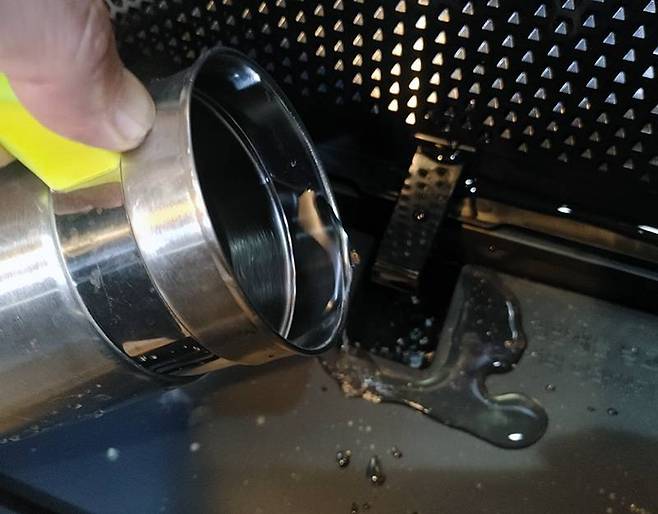 물통 주입구에 넘치지 않을 정도로 물을 넣으면 된다