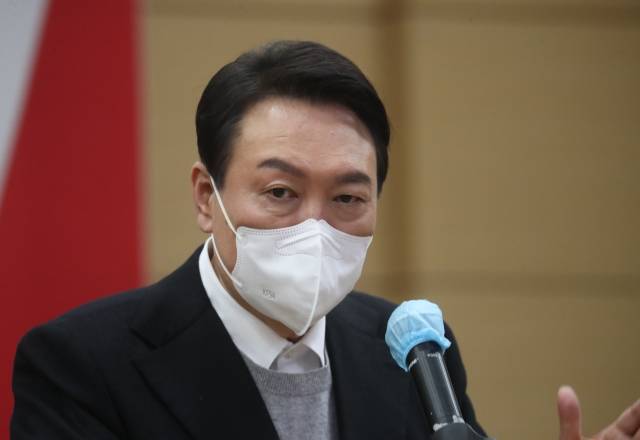 국민의힘 윤석열 대선 후보가 22일 전북 전주시 덕진구 전북대학교에서 지역 기자들과 간담회를 갖고 있다. 연합뉴스