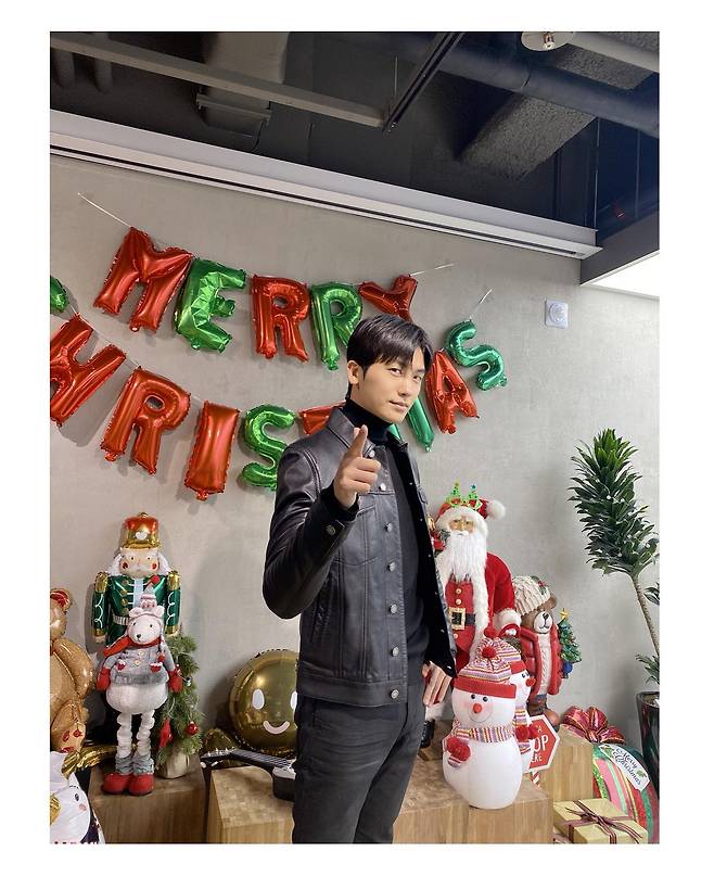 On the afternoon of the 23rd, Han Hyo-joo posted photos on his instagram with an article starting with Fan meeting! No! Happiness commentary!!He said, The current brother is here... Yoon Sae-bom is a chewing ...! The directors writer who was so glad!! Merry Christmas!!In the public photos, Han Hyo-joo, Park Hyung-sik, director An Gil-ho and Han Sang-woon took a commemorative photo together.Then, Park Hyung-sik and Han Hyo-joo pose in front of the photo zone decorated with Christmas atmosphere and take pictures. Han Hyo-joos innocent expression, which seems to enjoy this moment, attracts attention.On the other hand, Han Hyo-joo, who was born in 1987 and is 34 years old, made his debut in 2003 and has been playing Yoon Sae-bom in the recent Happiness.It is also set to release Disney+ original Moving and the movie Pirates: The Goblin Flag.Photo: Han Hyo-joo Instagram