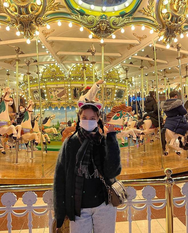 Actor Hyeri has found Kang Mi-na and Marineland.On the 24th, Hyeri posted several photos on SNS saying Merry Christmas.In the photo, Hyeri, who is looking for Kang Mina and Marineland who are appearing in the work together, not Ryu Joon-yeol, who is in public devotion. Especially Hyeri added cuteness with rabbit headband.On the other hand, KBS2 Flowering Moon Thinking starring Hyeri draws the most powerful era of abstinence in history, the principle of cracking down on smugglers, and the pursuit romance of a smuggler woman who wants to change her life by making alcohol.On the first broadcast on the 20th, Nielsen Korea recorded 7.5% of the nationwide ratings and broke the start of good news.