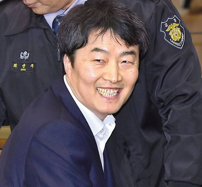 지난 2015년 1월 재판을 받으러 이석기 전 통합진보당 의원이 서울 서초동 대법원으로 들어서고 있다. /사진공동취재단