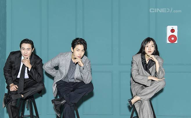 Tracer has released a Cine 21 cover Kahaani picture that predicts Siwan, Go Ah-sung, and Park Yong-woos sticky Kemi.Tracer is a fun tracking activity that depicts the activities of the poisonous man who rolled into the tax office of the National Tax Service, the so-called waste dump, which is scary than the plate test.The picture, which was released this time, captures the eye with a fresh combination of Siwan, Go Ah-sung, and Park Yong-woo, who returned to the bad money chaser.Siwan, Go Ah-sung, and Park Yong-woo, who are trying to transform themselves into a nationally recognized expert who digs up all kinds of corruption related to money, are showing off their professional force in casual suits and are showing their performance in Tracer.Especially, individual cuts that pose freely and capture various personality from chic to pleasant stimulate curiosity about the appearance of colorful characters.In the group cut that creates a witty atmosphere with each others heads, you can get a glimpse of the warm teamwork, raising expectations for Siwan, Go Ah-sung, and Park Yong-woo.Interview with a picture of the extraordinary synergy of these attractive actors and an interesting behind-the-scenes Kahaani about Tracer can be seen through Cine 21, which is published on Saturday, December 25th.iMBC  Photos