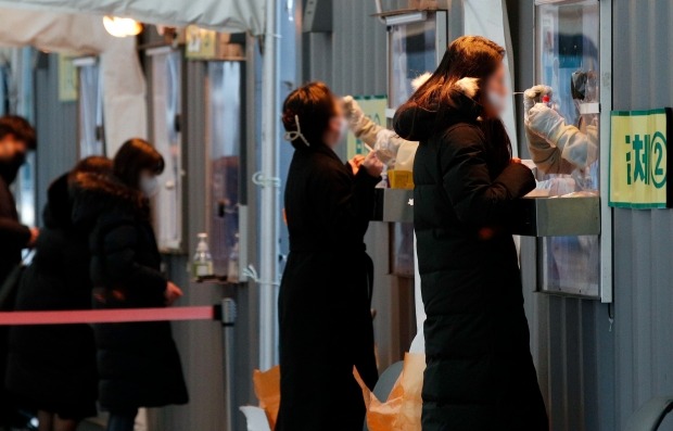 24일 오전 서울 중구 서울광장에 마련된 신종 코로나바이러스 감염증(코로나19) 임시 선별진료소를 찾은 시민들이 검사를 받고 있다. /사진=뉴스1