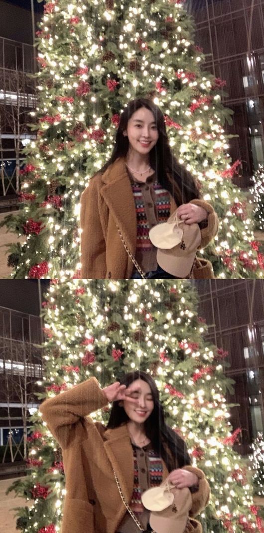 Actor Jung Yu-mi shared his daily life to enjoy the Christmas atmosphere.On June 24, Jung Yu-mi posted several photos on his personal instagram with an article entitled Twinkle.In the open photo, Jung Yoo Mi is making a clear smile in front of a huge tree.Jung Yu-mi is a cute knit and coat with a great style, and she draws attention by hanging long hair and emitting shining beauty.Meanwhile, Jung Yu-mi has been drawing attention since 2020 with her passion for public relations with Kangta. Jung Yu-mi is scheduled to meet with the audience with her movie Birth.Jung Yu-mi SNS
