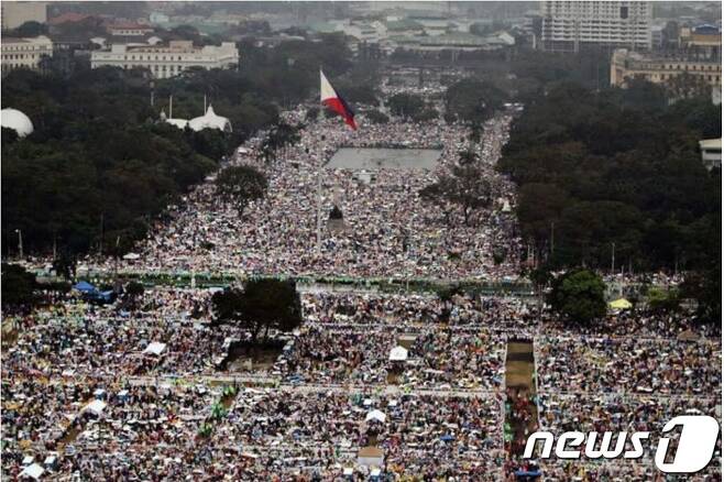 필리핀의 현행 1987년 체제 헌법 개정을 촉발한 1986년 2월 민주화 운동(피플 파워 레볼루션, 에드사 혁명으로도 불린다) 모습©AFP= News1