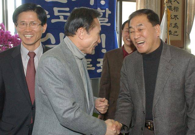 2005년 3월 6일 국회 한나라당 원내대표실에서 행정수도 이전에 반발, 4일째 단식농성 중인 전재희 의원을 찾아온 이명박(왼쪽 두 번째) 서울시장이 수도 이전에 반발한 이재오(오른쪽), 김문수(왼쪽), 이재웅 의원과 반갑게 악수를 하고 있다. 한국일보 자료사진