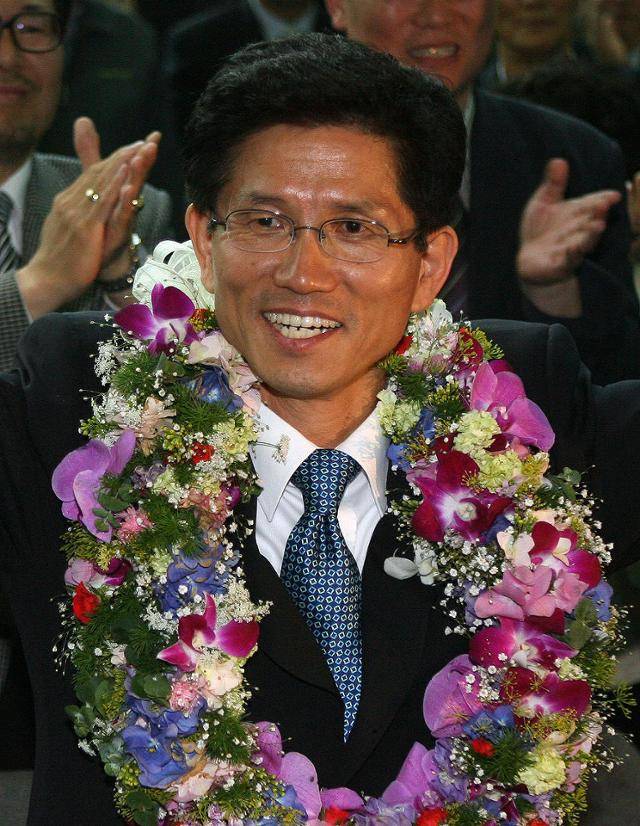 2006년 5월 31일 오후 경기도 수원 한나라당 경기도지사 후보 개표상황실에서 김문수 후보가 당선이 확실시 되자 활짝 웃고 있다. 연합뉴스