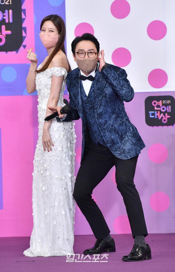 Lee Hyunjoo and Lee Hwi-jae pose on the red carpet before attending the 2021 KBS Entertainment Awards held at KBS in Yeouido, Seoul on the afternoon of the 25th.2021 KBS Entertainment Grand Prize is a festival of entertainers who have been active in giving laughter and impression during the year.Photo: KBS Provision 2021.12.25