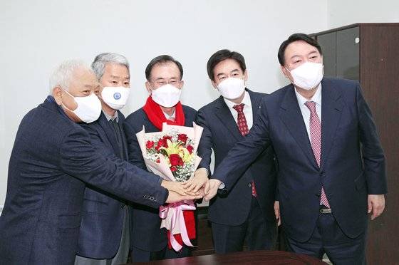 윤석열 대선후보와 김한길 새시대준비위원장을 비롯한 전남지역 출신 국민의힘 의원들이 16일 오전 서울 여의도 위원회 사무실에서 새롭게 합류한 윤영일 전 의원(빨간 목도리)을 환영하고 있다. 임현동 기자
