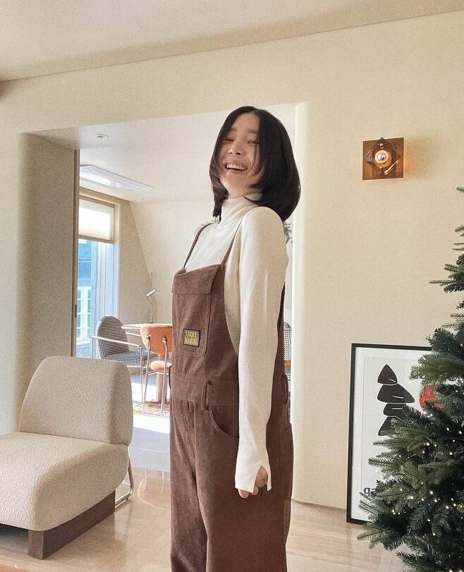 Shin Da-eun has shared a happy recent situation.Shin Da-eun wrote on his instagram on December 25 that he was excited after the gift self-packing. I tried to put the boat as much as possible, but it was a failure.All of them are Merry Christmas and posted several photos.In the photo, Shin Da-eun, who enjoys the Christmas atmosphere as much as possible, is smiling happily with a gift wrapped in his own hand.Shin Da-euns slightly visible D line, which is currently being pregnancy, stands out.The netizens responded, Congratulations, have a good Christmas, Happy Three Family, and I am so pretty laughing.Recently Shin Da-eun reported on the news of pregnancy after five years of marriage.On the 6th, Shin Da-eun said, We have good news for our family. We have a new family that we want to protect.I am a novice mother who does not feel well yet, but I will live well with my new house, which I made by the director, from next year.Good to see you, baby, he said.