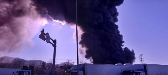 하남의 한 소파공장에서 화재가 발생해 거대한 연기가 하늘로 치솟고 있다.