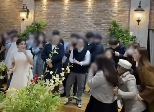 Gagwoman Park Na-rae, 36, posted a video of her being bouqueted as NoMask at Wedding ceremony by actor Lee Si-eon (real name Lee Bo-yeon and 39), Seo Ji-seung, 33, and apologized after the controversy.Park Na-rae said on the 25th, I apologize for the part of Mr. Lee Si-eons unused Mask in the Wedding ceremony while all the people are doing their best to prevent distance.I have been doing my best to wear Mask in my daily life except shooting according to the usual prevention rules, but I was worried about the mistake of the moment. Park Na-rae said: In the process of throwing a bouquet to the bride Friend at the time, he gave me an impromptu suggestion that the person concerned would like to take off Mask.I responded to the request at the moment. It is my big mistake and mistake. I will not forget the rules of keeping distance from any place or place in the future.I was looking at the comments of the videos and photos I posted today, and I saw the opinions of those who pointed out these parts and found that I had trouble with many people. In the future, I will actively participate in keeping distance as a person of the people and pay attention to each of my actions. I apologize again. Park Na-rae previously appeared on Instagram as a guest on Lee Si-eon and Seo Ji-seungs Wedding ceremony and released a video of him receiving a bouquet.Park Na-rae receives the bouquet thrown by Seo Ji-seung and the surrounding guests laugh when the hat is peeled off.However, controversy arose as the majority of guests, including Park Na-rae, model Han Hye-jin (38) and cartoonist Gian 84 (real name Kim Hee-min and 37), were seen taking off Mask.In the video, Park Na-rae added the phrase I took off Mask only when I took a picture.▲ Park Na-rae SNS specialization.Hi, Im Park Na-rae.I apologize for the unused portion of Mask in the Wedding ceremony of Lee Si-eon while all the people are doing their best to prevent distance.I have been doing my best to wear Mask in my daily life except shooting according to the usual prevention rules, but I was worried about the mistake of the moment.In the process of throwing a bouquet at the bride Friend, the person involved gave me an impromptu offer that I would like to take off Mask, and I immediately responded to the request.Its my big mistake and a mistake.I will not forget the rules of keeping distance from any place or place in the future.I was looking at the comments of the videos and photos I posted today, and I saw the opinions of those who pointed out this part and found that I had trouble with many people.I have deleted the images and photos according to your point of view. In the future, I will actively participate in distance as a citizen and pay attention to each of my actions.I apologize again.