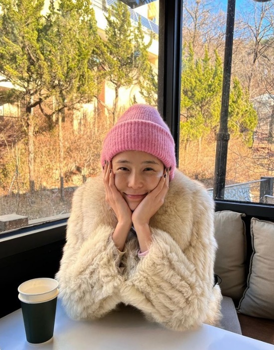 On the 25th, Kim Na-young posted a picture on his instagram with an article entitled Did you all send Merry Christmas?The photo shows Kim Na-young, who is spending a relaxing time looking for a cafe with comfortable clothes and a stranger.I can see the comfort in my smile with the calyx.Kim Na-young, who recently acknowledged singer MY Q and devotion, has been receiving a lot of support from the netizens by conveying a brighter appearance just by the recent situation in the photo.Kim Na-young is currently appearing on JTBCs entertainment I Raise.Photo: Kim Na-young Instagram