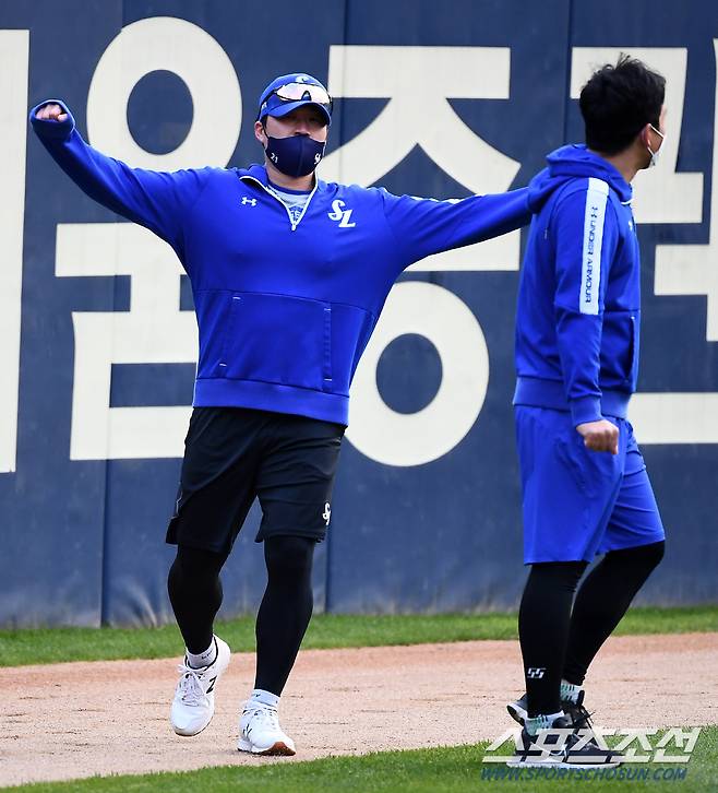 2021 KBO리그 포스트시즌 플레이오프 2차전 두산 베어스와 삼성 라이온즈의 경기가 10일 잠실야구장에서 열린다. 삼성 오승환이 몸을 풀고 있다. 잠실=박재만 기자 pjm@sportschosun.com/2021.11.10/