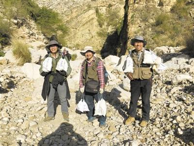 칭하이에서 암석 채취하는 중국 연구원들 [관찰자망 캡처. 재판매 및 DB 금지]