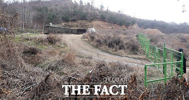 해당 농장 입구에는 외부인 접근을 막기 위한 안전펜스가 설치돼 있는데, 사육장을 완전히 둘러싸지 못해 제 구실을 못하고 있었다. 상시적으로 지키고 있는 인력도 없었다.