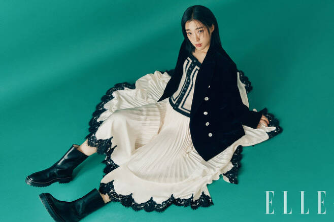 An interview with a picture of Monster rookie Choi Sung-eun, who is making a unique filmography with a solid acting ability, was released in the January issue of fashion magazine Elle.Choi Sung-eun in the public picture emanated a dreamy atmosphere with a brilliant visual and deeper eye in a black and white tone close-up cut.In the cut that gazes at the camera as if it is indifferent, it attracted the viewers by creating a unique and unique atmosphere of Choi Sung-eun in the natural mood.In the cut that matches the black jacket and the pleats skirt, it perfectly digests the colorful styling as well as captivating the attention with intense eyes.In an interview with the pictorial, Choi Sung-eun asked what he wanted to jump to a level as an actor, saying, I hope you have the courage to throw yourself on the film.I am still a person who can make a corner that I believe and go to the filming site to make it easy to act. The more I act, the more confident I need the courage to forget it.  When I am completely immersed in the scene, I may have a much better chance of making a raw act that I do not know, and I have a chance to check another possibility in me.I want to have the courage to do it even if I have NG and I do not like the bishop. As for Kim Hwa-jin, the first OLizynal film, Gentleman, who recently finished filming, Hwajin is honest, justiceful, and passionate about his work as a prosecutor.Ju Ji-hoon, Park Sung-woong, with the seniors, was the most enjoyable.It is a role to confront both of you, but I was worried before the filming that the difference between the years would feel too big.Fortunately, both of you were able to trust and act because of your unsettled treatment. Finally, as it is an interview in the January issue, I expressed my sincere desire for the new year, In 2022, I am twenty-seven years old and I want to be a person who knows myself well.Choi Sung-eun made his debut as a red-haired small-haired actress in the movie Start, and won the New Actress Award at the Chunsa Film Festival at the same time as his debut.Through the first drama Monster, he also gained the audiences attention with his stable acting ability and fresh mask in the CRT, and proved the publics high interest by winning the Rookie of the Year Award in the TV category of Baeksang Arts Awards. In the starring film The Future of Ten Months, she portrayed the realistic face of youth vividly through Acting, a pregnant woman in her 20s, and received favorable reviews from audiences and critics.He was selected as the main character of Netflixs anticipated film The Sound of Magic as his next film, and joined the lead role of Wave OLizynal film Gentleman.As a new actor, he has built a unique play path filmography.Beyond the screen and CRT, we are expanding our activities to global entertainment streaming service and domestic OTT, and we are looking forward to Choi Sung-euns strong performance, which is going beyond Monster newcomers.On the other hand, Choi Sung-euns pictures and interviews can be found in the January issue of Elle and Elle website.