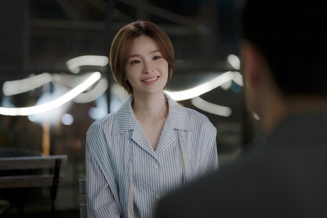 Son Ye-jin, Jeun Mi-do and Kim Ji Hyunn of Thirty, Nine finally meet with viewers in 2022.JTBCs new Wednesday-Thursday evening drama Thirty, Nine (playplayplay by Yoo Young-ah/director Kim Sang-ho/Produced JTBC Studio, Lotte Culture Works) is a reality human romance drama that deals with the deep story of three friends friendship, love and life, which is about forty.Son Ye-jin (played by Chamijo), Jeun Mi-do (played by Chung Chan-young) and Kim Ji Hyun (played by Jang Joo-hee) draw the story of three women who are united by thirty-nine-year-old friends and spend the most precious days in the world.The photos released on December 29 contain the images of three actors who transformed perfectly into their respective roles.The eyes of Son Ye-jin, the director of the dermatology department of Gangnam District, and the extraordinary visuals of Jeun Mi-do, who returned to the acting teacher of Actors, Chung Chan-young, and the lusciousness of Kim Ji Hyun, who will become department store cosmetic manager Jang Joo-hee, catch each other.Cha Mi-jo, Chung Chan-young, and Jang Joo-hee, who have these various charms, are lucky to have become the most precious friend in the world by forming a relationship with a chance in high school.They share all the happy moments of joy and the black history of humiliation, where their hands and feet are shrunk, and they shine each others youth. One day, when they are thirty-nine years old, they face unexpected trials and prepare for farewell