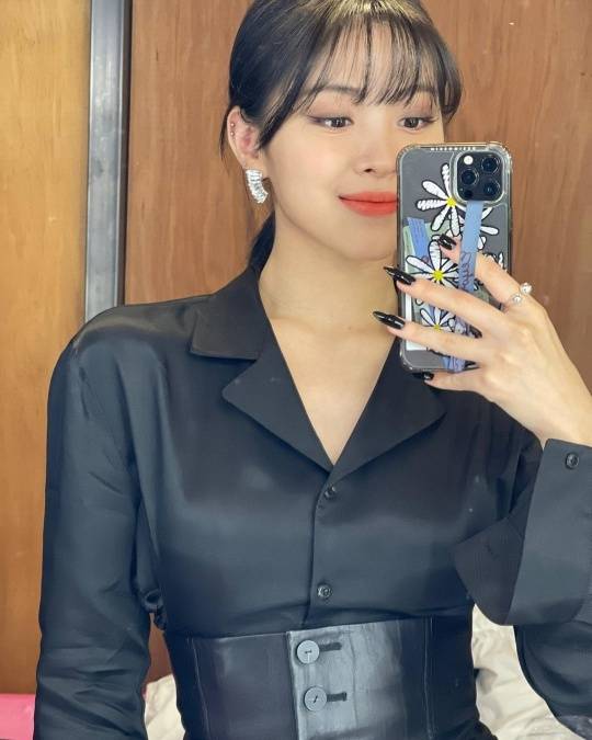 Group ITZY (ITZY) Ryu Jin has transformed into an alluring visual.Ryu Jin posted several mirror selfies on his ITZY official Instagram account on Thursday, along with an article entitled The Front Mori.In the open photo, Ryu Jin is transformed into a see-through bang hairstyle.Making a chic style with all black outfits and black nails, Ryu Jin showed off her fresh-cut beauty with bangs down.On the other hand, ITZY Ryu Jin appeared in the teabing original Idol dictation contest 2 which was released on the day with Chae Ryeong.