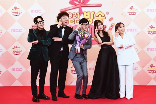 At the 2021 MBC Broadcasting Entertainment Grand prize held on the 29th, Yoo Jae-Suk of Hangout with Yoo was announced as the Grand Prize winner of the honor.Yoo Jae-Suk continued the craze of MBC representative entertainment Hangout with Yoo this year.As a first-class contributor to the popularity of Hangout with Yoo, which has excited the whole country including MSG Wannabe, it has proved the constant top model spirit that has continued since Infinite Top Model, especially Top Model, regardless of any project with various fellow entertainers.Yoo Jae-Suk won the Grand Prize trophy on the day and wrote a total of 18 Grand Prize awards including MBC, KBS, SBS, and Grand Prize.It is the eighth Grand prize in MBC alone, and it is the Grand prize for the second consecutive year since last year.The only one-time rookie was Jeong Jun-ha and Shin Ji in the radio category, and the female newcomer was Lee Mi-joo of Hangout with Yoo and the male newcomer was Park Jae-jung of Hangout with Yoo.Especially, in the 2021 MBC Broadcasting Entertainment Grand prize, Hangout with Yoo team won various awards such as Grand prize Yoo Jae-Suk as well as Entertainment Program of the Year, Womens Grand Prize, New Artist Award, Best Couple Award, Best Teamwork Award, Best Character Award.- Grand prize: Yoo Jae-Suk- Entertainment Program of the Year award: Hangout with Yoo- Entertainment of the Year: Kim Gura, Kim Sung-joo, Park Na-rae, Yoo Jae-Suk, Lee Young-ja, Jeon Hyun-moo- PD Award: I live alone- Achievement Award: Ha Chun-hwa- Womens Grand Prize: Shin Bong-sun- Male Grand Prize: Ahn Jung-hwan, Gian 84- Radio Award: Jang Sung-gyu- Womens Excellence Prize: Hong Hyun-hee- Male Excellence in Music Talk: Yoo Se-yoon- Variety Division Mens Excellence Prize: Jang Dong-min- Radio Excellence Prize: Moon Cheon-sik, Musi, Ahn Young-mi- Female Rookie of the Year: Lee Min-Ju- Male Rookie: Park Jae-jung- Radio Rookie of the Year: Jin Jun-ha, Shin Ji- Womens MC Award: Park Sun-young- Mens MC Award: Boom- Best Couple: Yoo Jae-Suk, Lee Min-Ju, Haha- Best Teamwork Award: MSG Wannabe- Best Character Award: Jin Jun-ha, Haha- Best Entertainer Award: Yang Se-hyeong, Yoo Byeong-jae- Popular awards: Kim Jong-min, Sandara Park, Kee- Special prize: After-school thrill- Artist of the Year Award: Park Hyun-jung- Digital Contents Awards: Change Holmes- Radio Division Contribution Award: NC Universe- Radio Division Artist of the Year Award: Park Se-hoon- Radio Special Award: Min-Ju, Heo Il-hu- Artist of the Year Award in the current affairs and culture category: Min-Ju- Special Prize in Current Affairs and Culture: Kang Da-som, Oh Eun-young, Jung Jun-hee