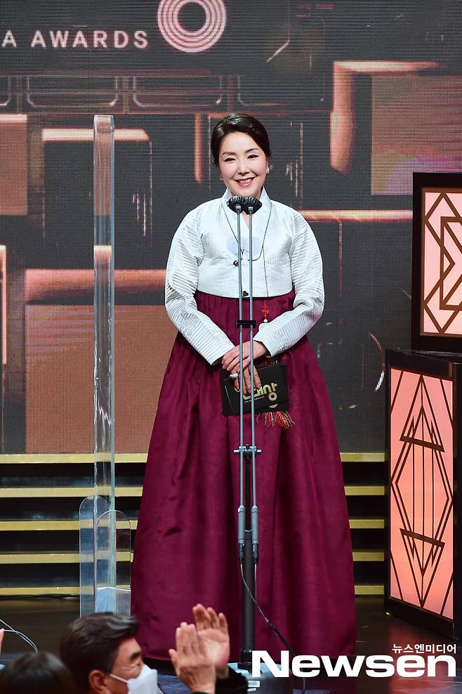 Lee Hwi-hyang was awarded at the 2021 MBC Acting Awards ceremony held on the afternoon of December 30th.(Photo Provision = MBC