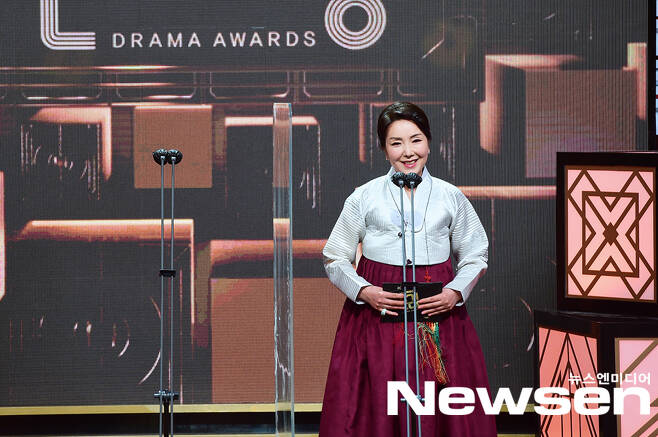 Lee Hwi-hyang was awarded at the 2021 MBC Acting Awards ceremony held on the afternoon of December 30th.(Photo Provision = MBC